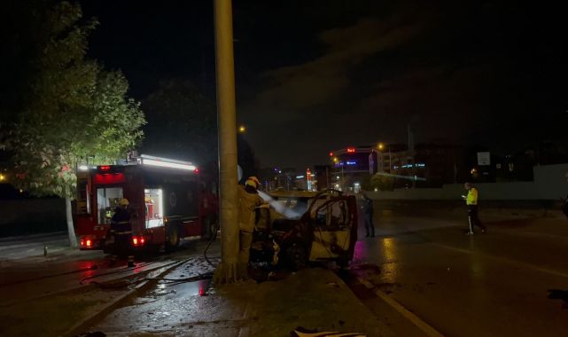 Bursa&#039;da kontrolden çıkan hafif ticari araç, direğe çarpıp alev aldı
