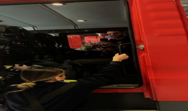 Bursalı itfaiyeciden 'kampana' sesiyle evlilik teklifi; meslektaşıyken eşi oldu