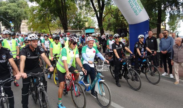 Büyükler &#039;yeşil gelecek&#039; için pedal bastı, çocuklar trafiğe kapatılan caddede oyun oynadı