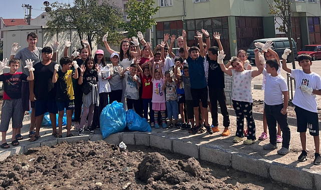 Çorlu’da Çocuklar Muhtarla Park Temizliği Yaptı