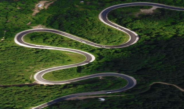 Domaniç Dağları'na uzanan 'kıvrımlı yollar'ın eşsiz manzarası