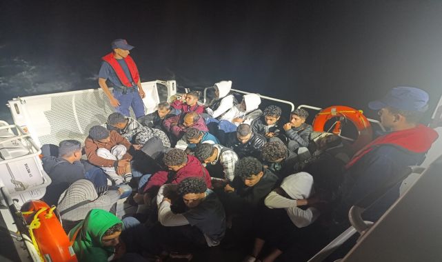 Edirne'de, lastik botta 11'i çocuk, 27 kaçak göçmen yakalandı