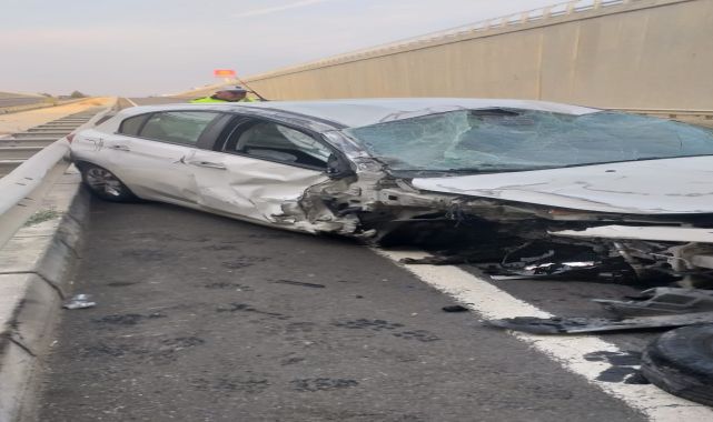 Edirne'de minibüse arkadan çarpan otomobilin sürücüsü yaralandı