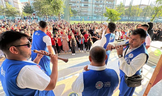 Edirne&#039;de öğrenciler, davul ve zurna ekibinin oyun havalarıyla dersbaşı yaptı