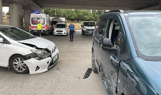 Edirne&#039;de otomobille hafif ticari araç çarpıştı: 2 yaralı