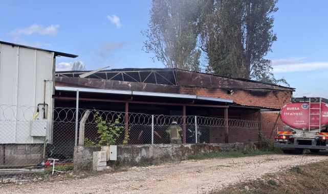 Geri dönüşüm tesisinde çıkan yangın büyümeden söndürüldü