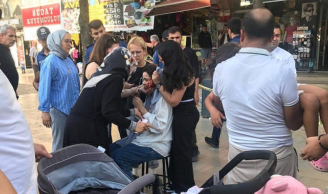Kaldırımda Yürürken Üzerlerinde Beton Parçası Düşen Anne- Kız Yaralandı