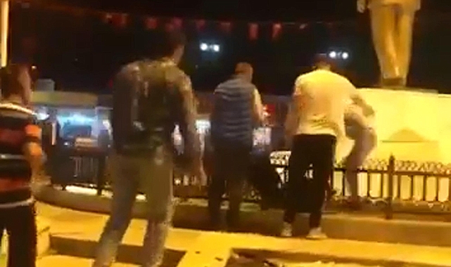 Atatürk heykeline taşlı saldırıda bulunan kadın gözaltına alındı