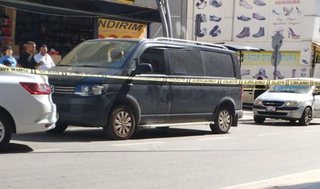 Önce husumetlisine, ardından babasının minibüsüne ateş açtı