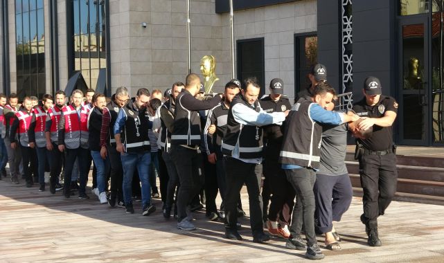 Polis merkezinin önüne taşan tabanca ve bıçaklı kavgada 14 şüpheli adliyede