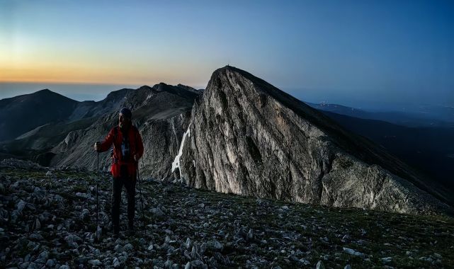 Uludağ’ın zirvesinde gün doğumu; güneş ve ayı aynı anda görüntülediler