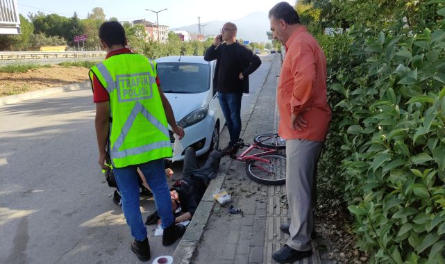12 yaşındaki bisikletli, otomobilin çarpması ile yaralandı; ilk müdahaleyi trafik polisleri yaptı