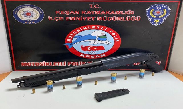 Aracında ruhsatsız av tüfeği ve tabancayla yakalandı