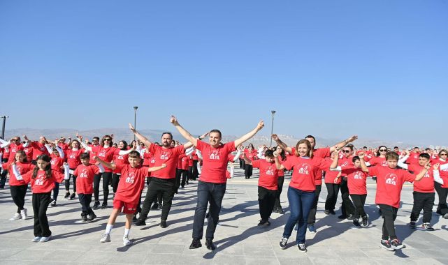 Balıkesir'de 500 kişilik zeybek gösterisiyle Cumhuriyet coşkusu