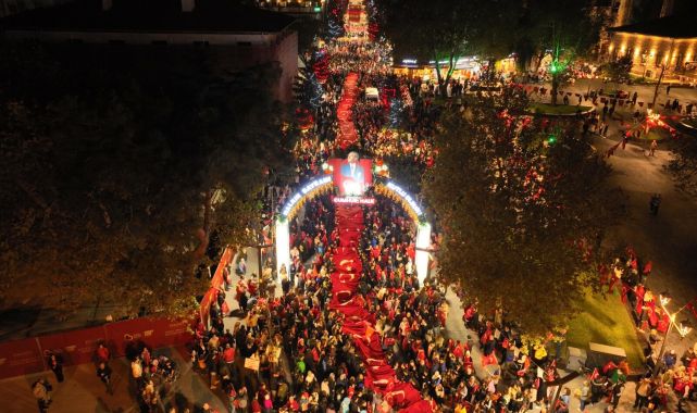 Balıkesir'de Cumhuriyet Bayramı coşkusu fener alayı ile sokaklara taştı