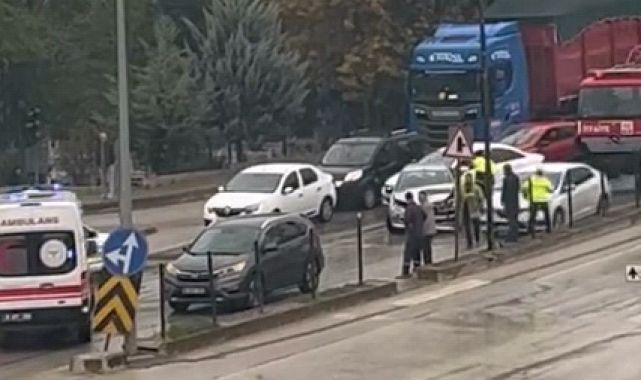 Bursa'da otomobil, cipe çarptı; 2 yaralı