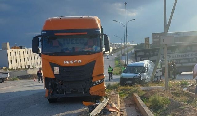 Bursa'da TIR, hafif ticari araca çarptı; o anlar kamerada