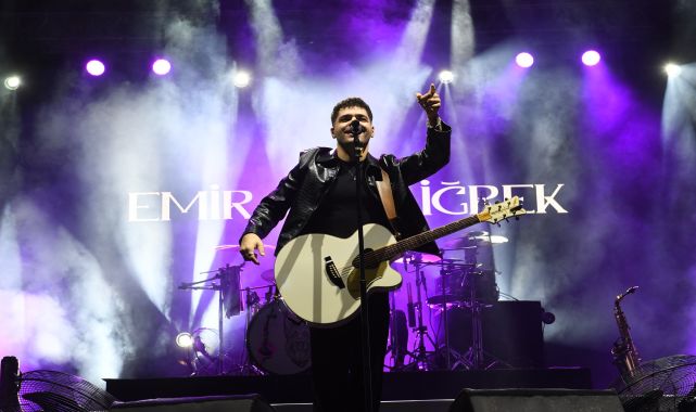 Bursa'daki Cumhuriyet Bayramı konserinde Emir Can İğrek sahneye çıktı