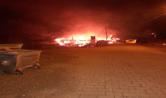 Çanakkale'de muhtarın evi, yangında kullanılamaz hale geldi