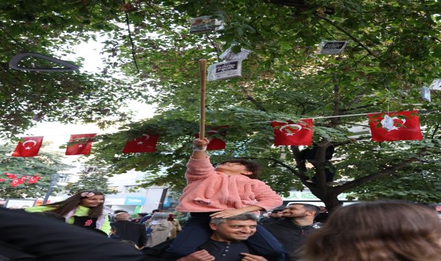 Çınar ağaçlarına asılan 5 bin kitap, dakikalar içinde toplandı