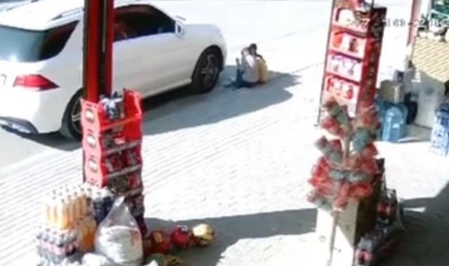 Cip, kaldırımda oturan çocuğun ayağını ezdi; kaza kamerada