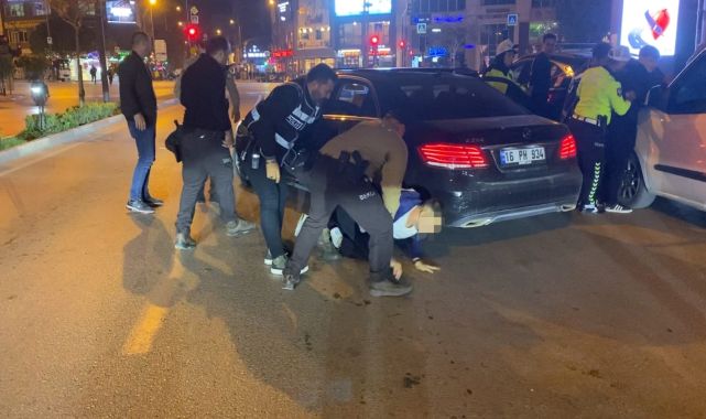 Denetlemeden kaçan alkollü sürücüyü polis, uyarı ateşi açarak yakaladı; o anlar kamerada
