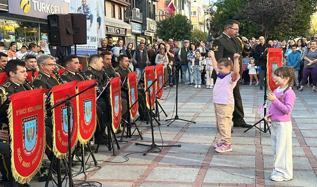 Edirne&#039;de askeri bandonun 29 Ekim konserinde çocuklar şeflik yaptı