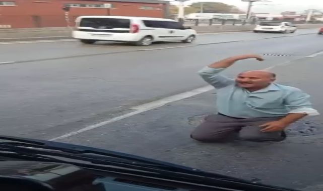 Engelli oğulları ile dolu otobüse binemeyen çift, aracın önüne geçip hareketine izin vermedi