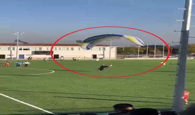 Evinin yakınındaki futbol sahasına paraşütle indi
