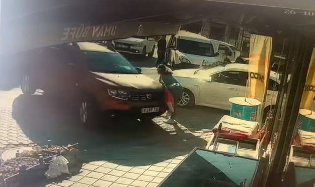 Fren yerine gaza bastı, önce yayaya sonra markete çarptı