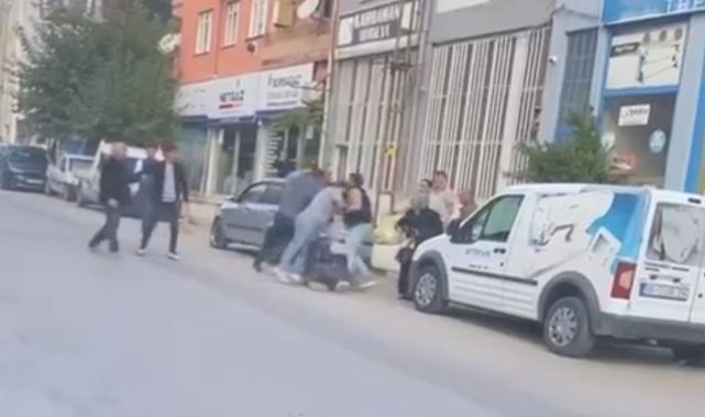 Husumetlilerin tekmeli, yumruklu kavgası kamerada