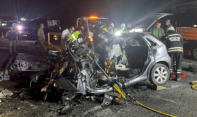 İş Makinesine Çarpan Otomobil Alev Aldı, 5 Ölü
