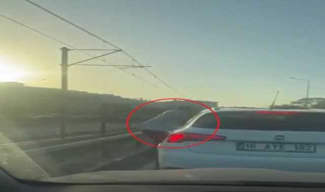 Kendisine yol vermeyen sürücüyü direksiyon başında yumrukladı; o anlar kamerada