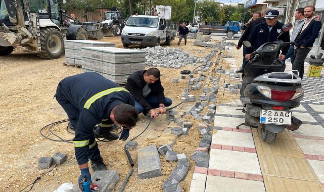 Keşan'da düzenleme yapılan caddede kablolar çalındı, parke taşları tahrip edildi