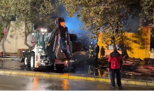 Kocaeli'de palet deposunda yangın