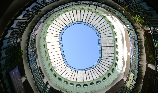 Mimarisiyle dikkat çeken asırlık 'Ahşap Han'da, unutulmaya yüz tutan meslekler de yaşatılıyor