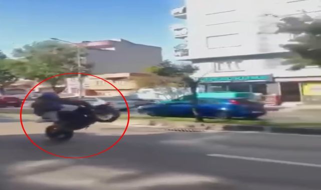 Motosikletinin tek tekerleği üzerinde ilerlerken kaza yaptı