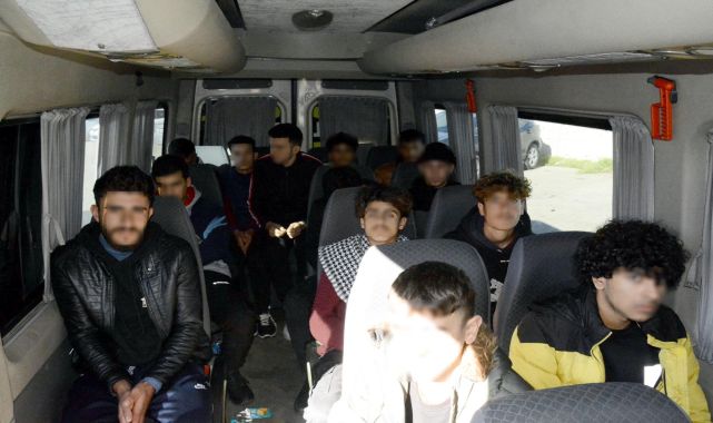 Okul taşıtı görüntüsü verilen minibüste 15 kaçak göçmen yakalandı