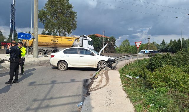 Otomobil bariyere çarptı: 1'i bebek, 3 yaralı