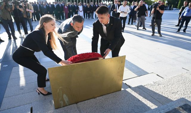 Özgür Özel, Şehitler Abidesi'ni ziyaret etti
