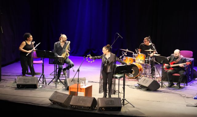 Pop-caz müzik sanatçısı Melis Sökmen, Bursa'da sahne aldı