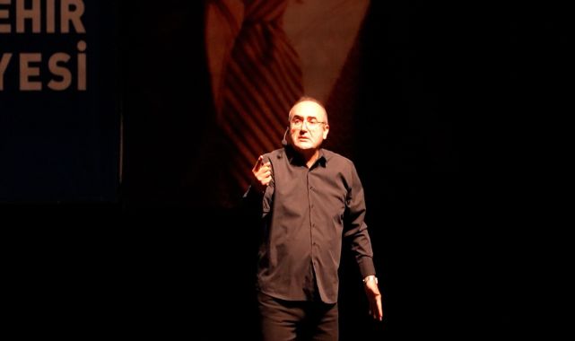 Sunay Akın, &#039;Cumhuriyet&#039;e giden yol&#039;da Bursalılar ile buluştu