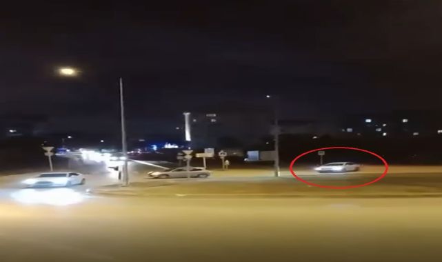 Trafiğe aldırış etmeden dakikalarca drift yaptı; o anlar kamerada