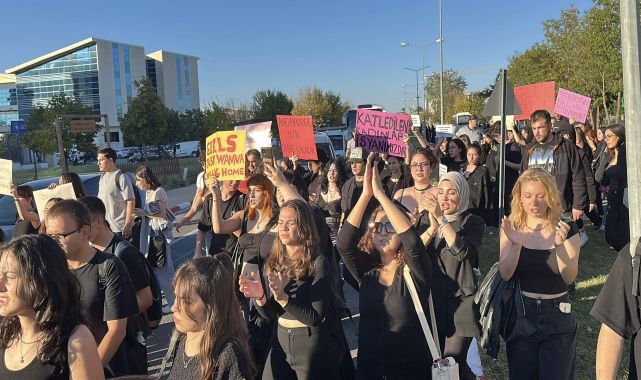 Üniversiteliler, kadın ve çocuk cinayetlerine karşı siyah giyinip 10 kilometre yürüdü