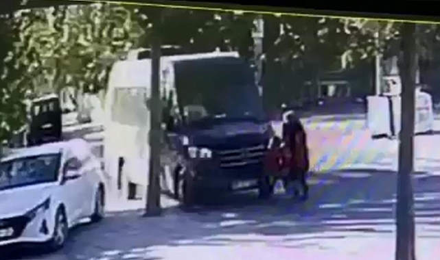 Yaya Geçidinden Geçen Anne ve İkizlerine Minibüs Çarptı