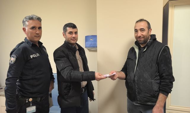 ATM’de bulduğu parayı polise teslim etti