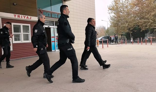 Boşanma aşamasındaki eşini kemerle boğup öldürdükten sonra çatıya çıktı