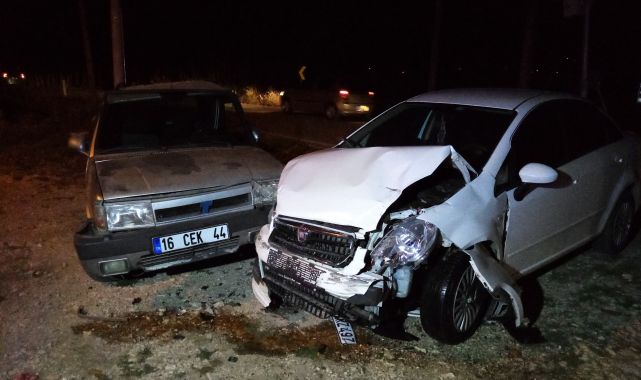 Bursa'da 2 otomobil çarpıştı: 6 yaralı