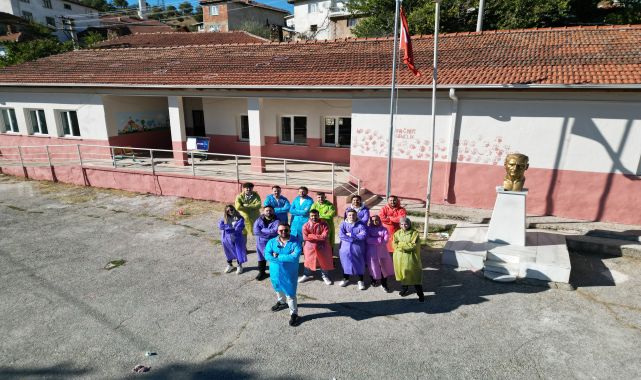 Bursa&#039;da gençler, dağ ilçesindeki ilkokulun tadilatını yapıp boyadı