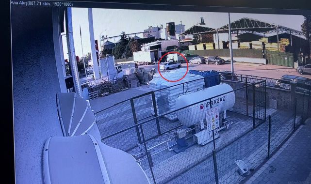 Bursa'da otomobille motosikletin çarpışması kamerada; 2 yaralı
